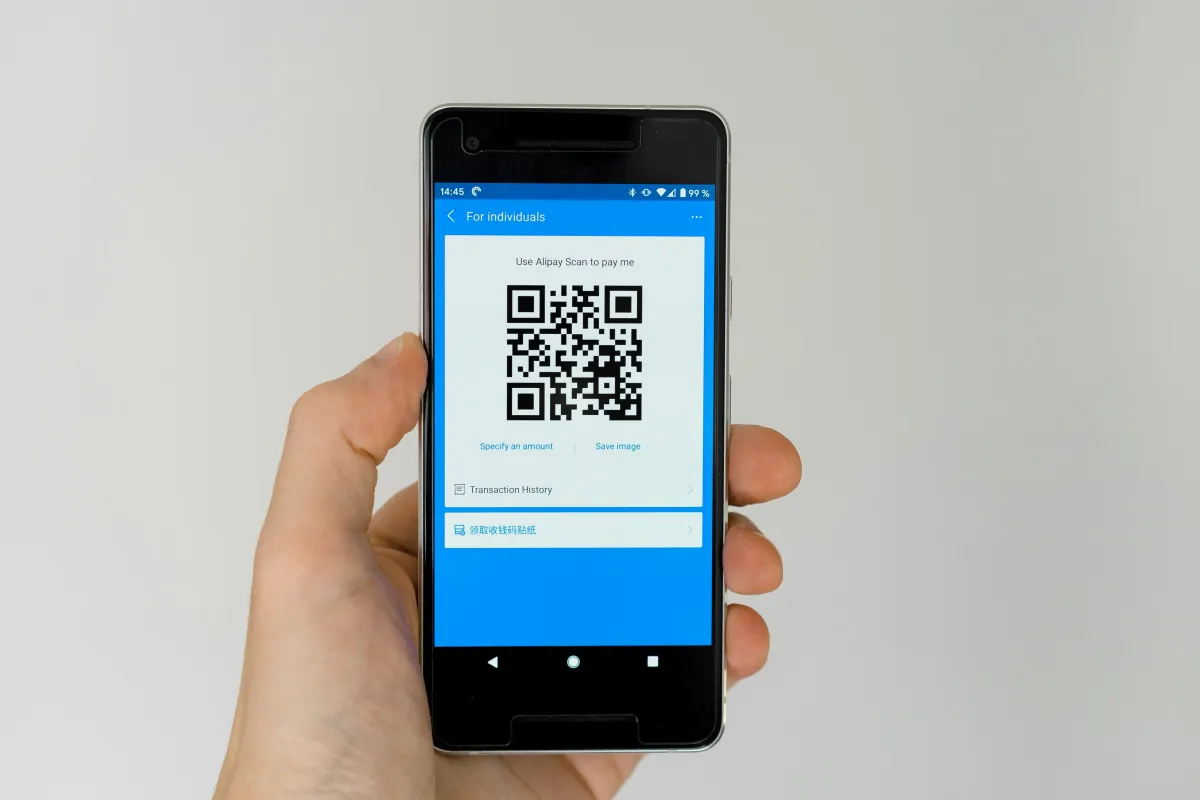 Sistem Absensi QR Code vs RFID untuk Skripsi: Pilih Sesuai Ruang Lingkup