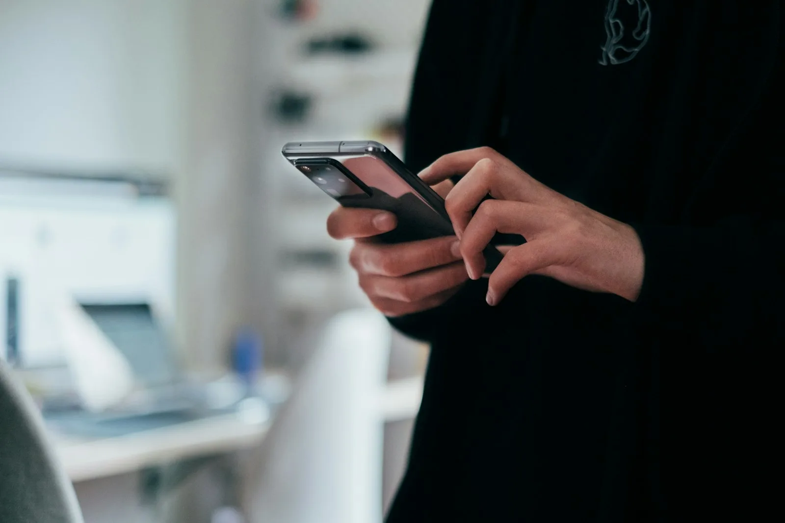 SMS Gateway vs WhatsApp Business: Kapan Bisnis Masih Butuh SMS?